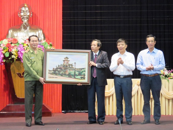 Глава МОБ СРВ Чан Дай Куанг совершил рабочую поездку в провинцию Куангбинь